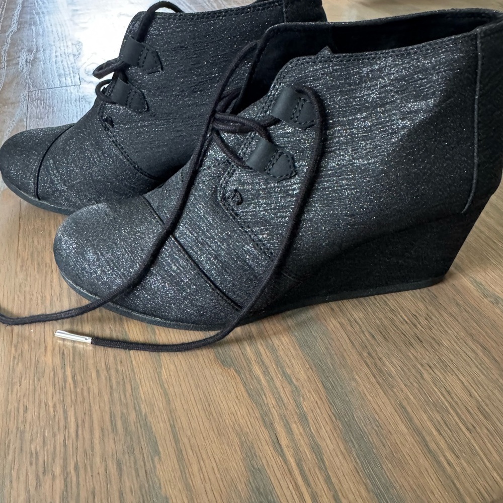 Toms Black Wedge Shoes with Textured Fabric